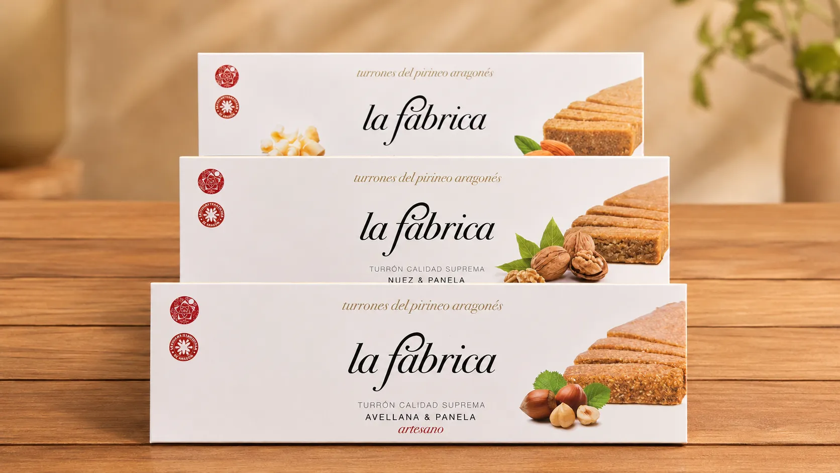 Tres cajas de turrón apiladas sobre madera